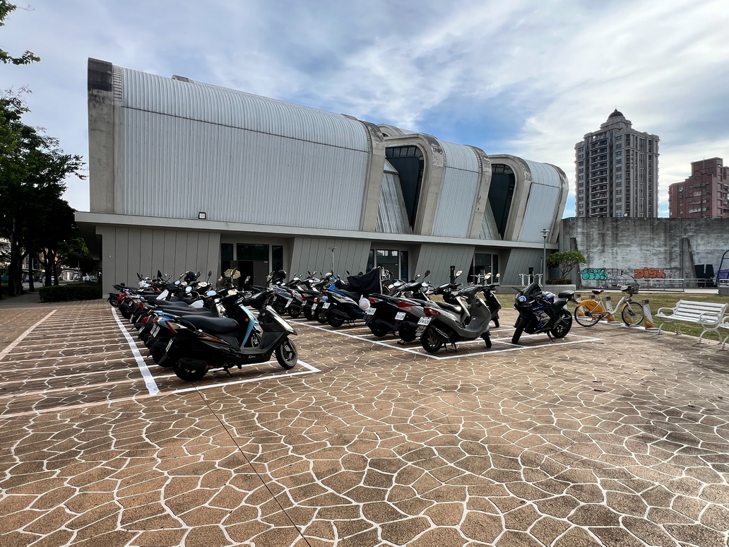 平鎮棒球場擋球圍網施工洽公停車困難 民眾盼區公所加強溝通與引導 - https://www.watchmedia01.com