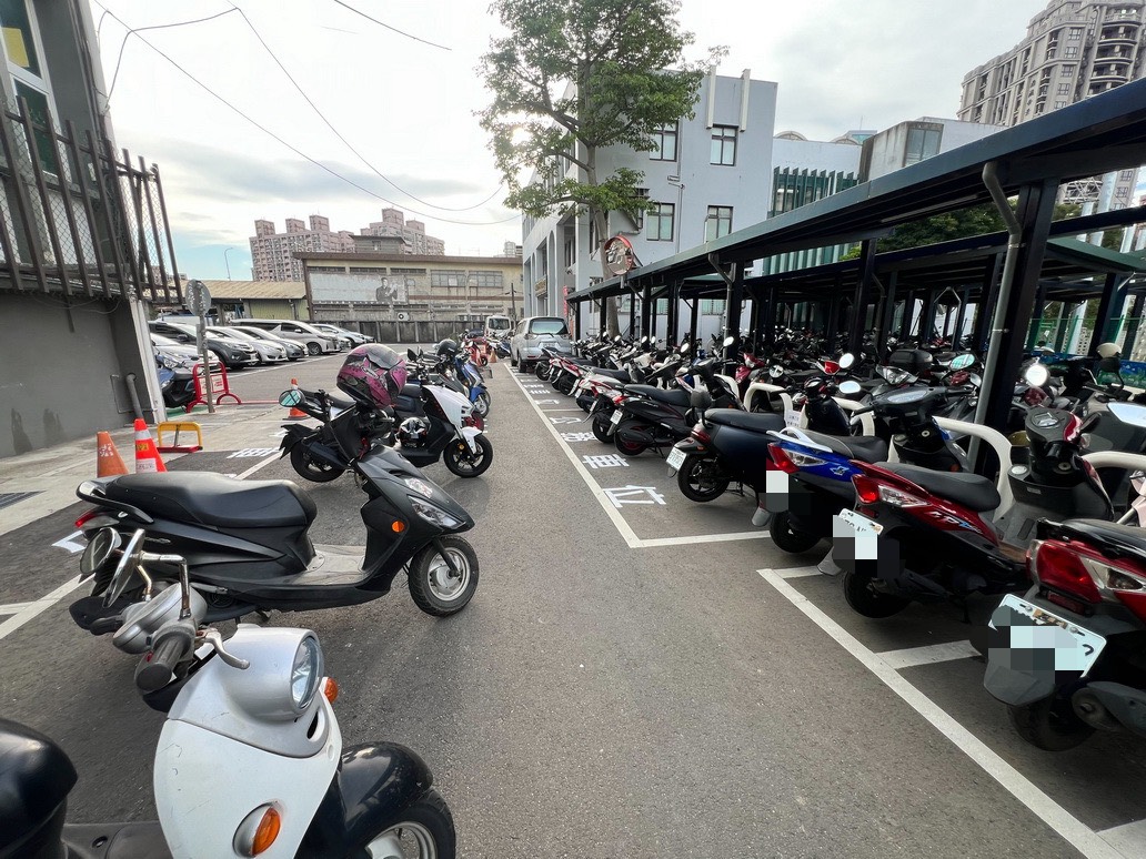 平鎮棒球場擋球圍網施工洽公停車困難 民眾盼區公所加強溝通與引導 - https://www.watchmedia01.com