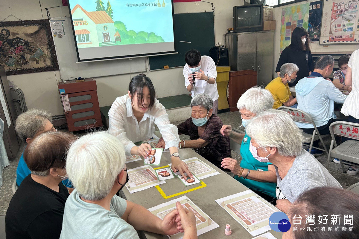 弘光科大語聽系師生發揮專業所學，針對高齡者量身打造「聽力保健桌遊」。（弘光科大提供）