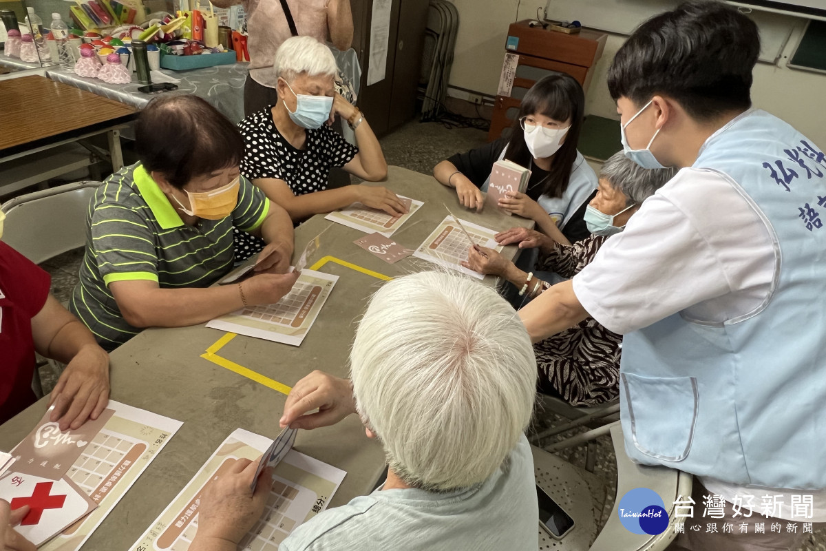 語聽系學生將桌遊帶進社區,透過遊戲化體驗推廣聽覺健康知識。(弘光科大提供)