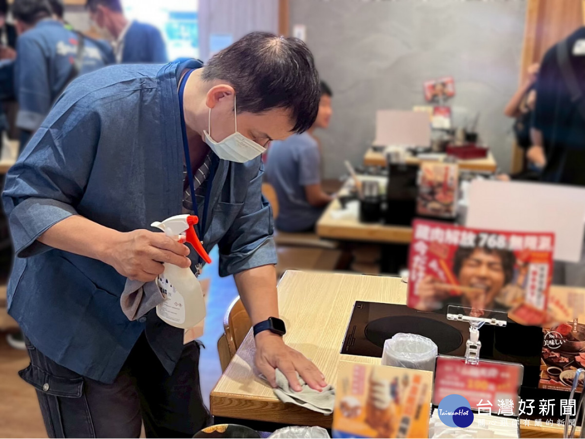 佘大哥透過雲嘉南分署雲嘉南區銀髮人才資源中心產業說明會及企業參訪，入職王品餐飲集團前檯服務人員，重新開啟職涯第二春。