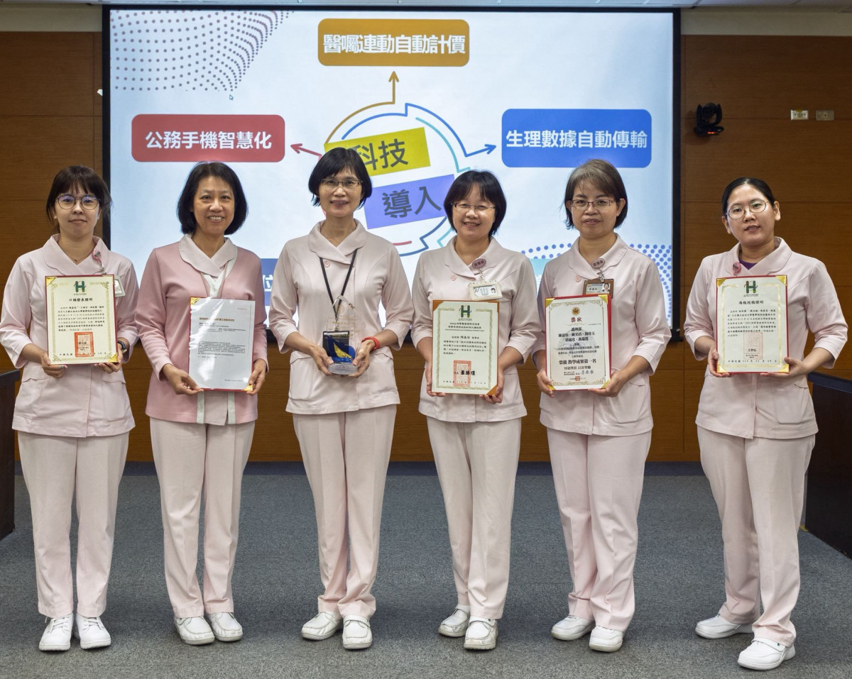 左起:楊珍玉資訊護理師、方素瓔副主任、馮瑞鶯主任、陳嘉容督導、梁露珍督導、林岑薰資訊護理師