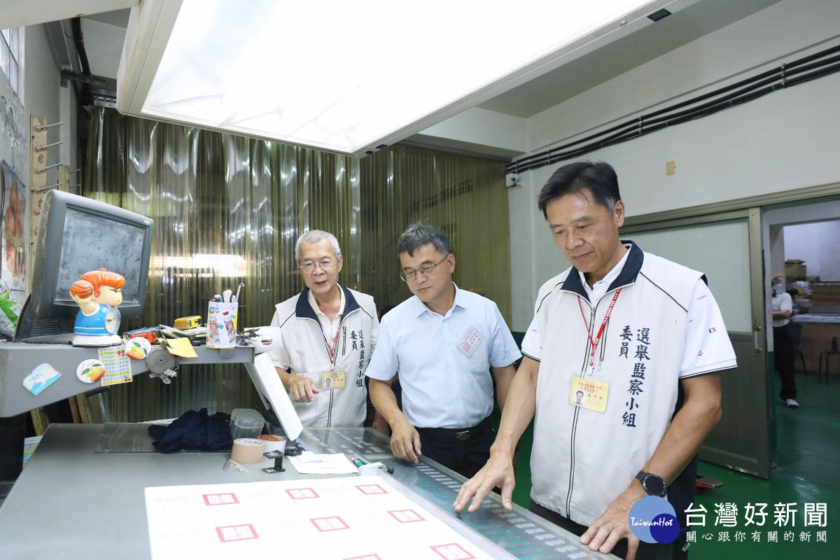 114年全國性公民投票，嘉義市東、西區區公所人員於8月20日至選委會辦理初點作業／林詩涵翻攝