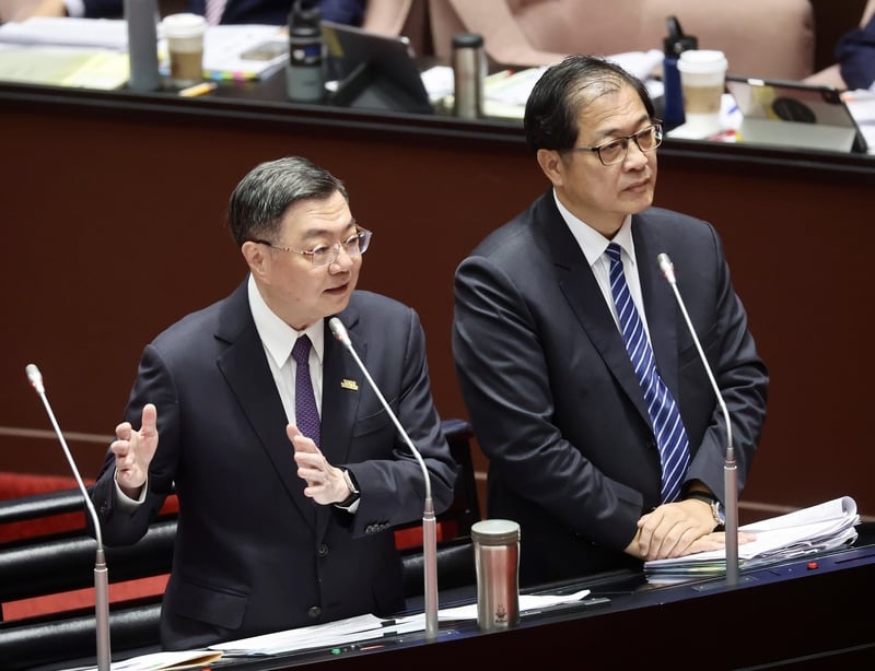 行政院長卓榮泰(左)15日與法務部長鄭銘謙(右)列席立院備詢,立委提及竟有詐騙車手高調拍片說明犯罪過程,卓榮泰說,他不允許、不認同這樣的狀況。 中央社