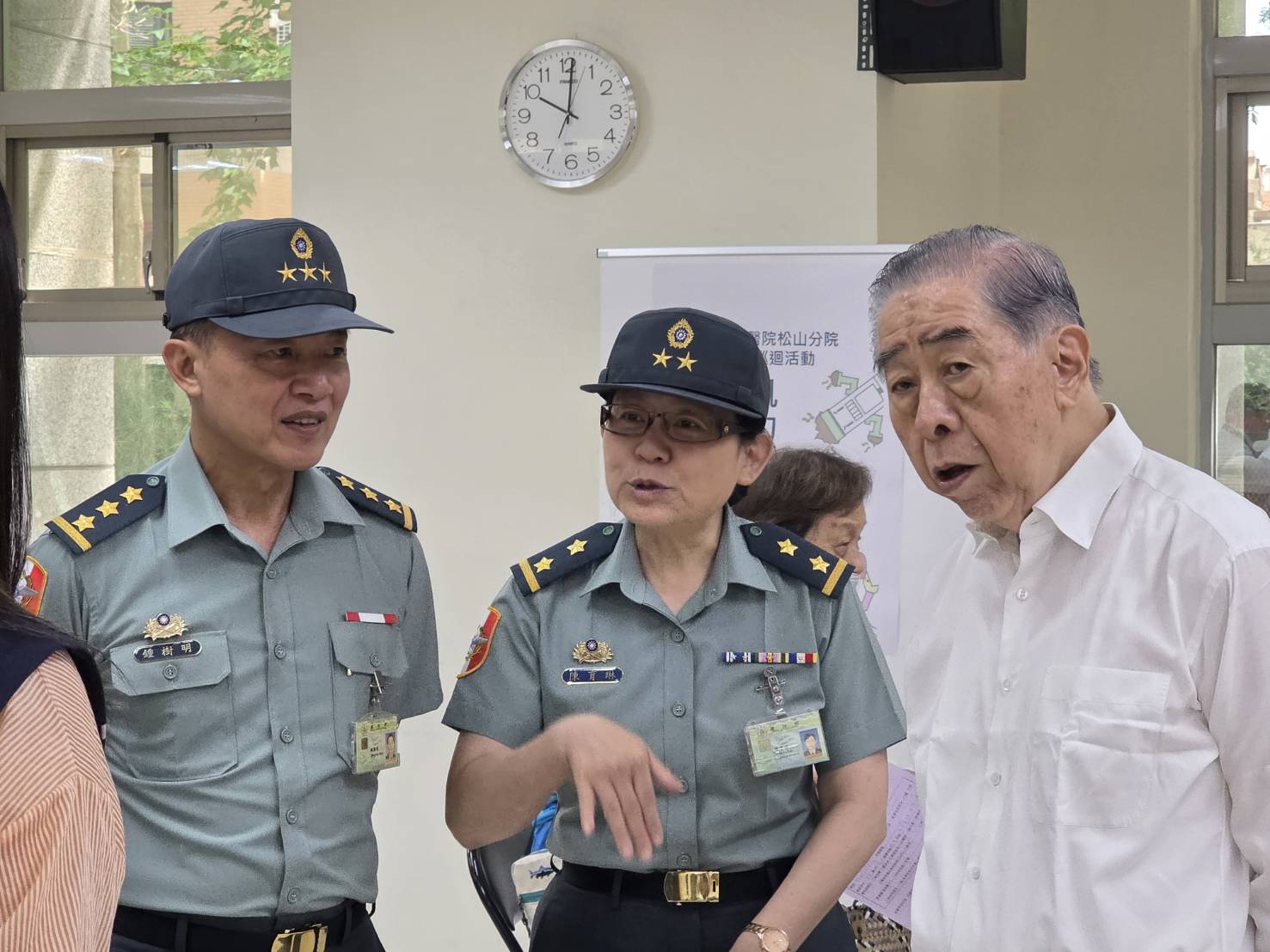 軍人之友社榮譽理事長李棟樑(圖右)與國防部副部長鍾樹明上將(圖左)肯定三總社區關懷巡迴醫療。王烱華攝