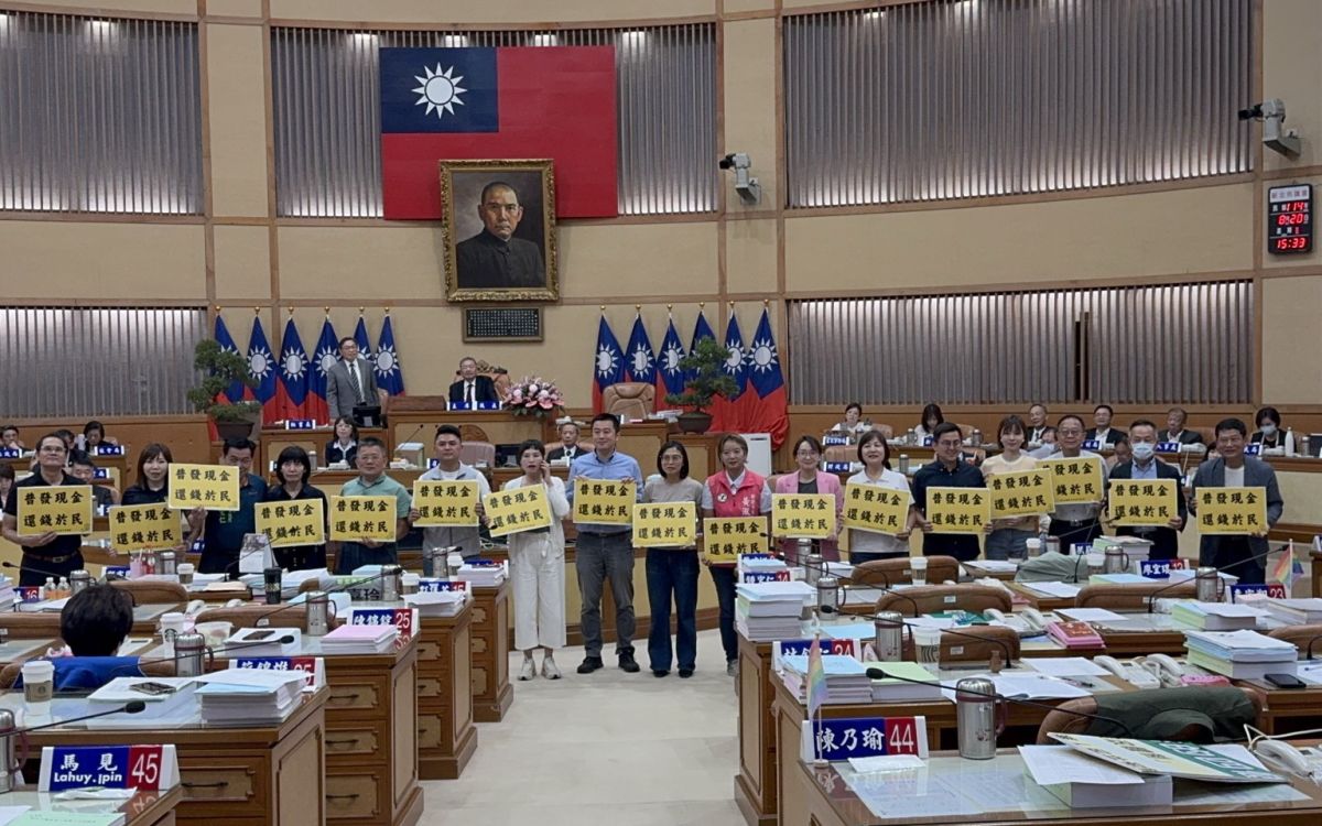 圖/民進黨團提出「普發現金四萬六」的臨時動議,在沒有任何議員的反對下,新北市議會議長蔣根煌裁示交由市府研議。(新北市議會民進黨團提供)