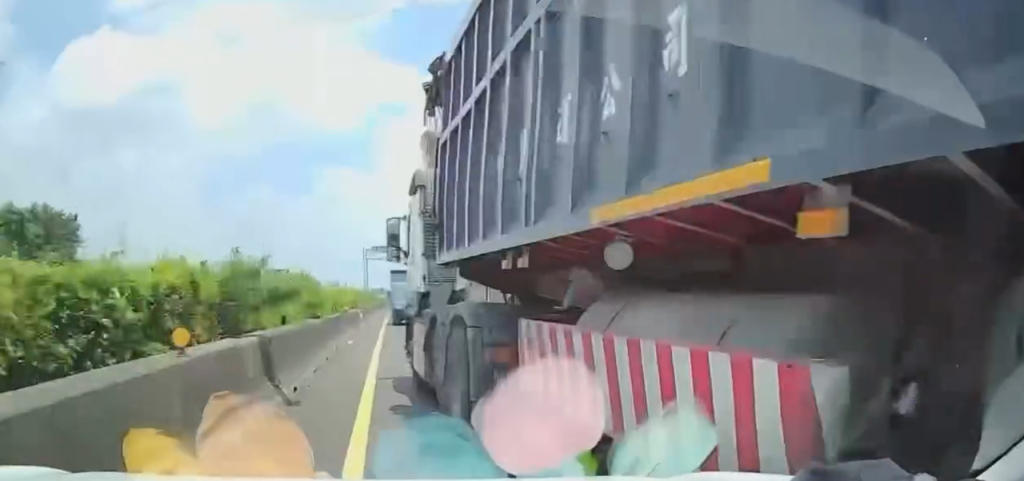 撿掉落打火機失控! 國道1號大貨車突切內側道撞自小客車
