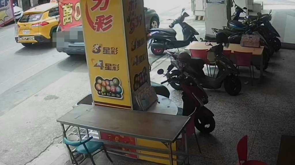 台中大連路小客車「碰倒機車就走」 監視器全程錄下!