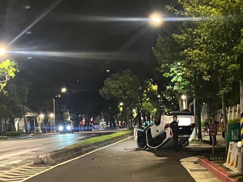 沒在看路？北市小客車自撞分隔島「烏龜翻」
