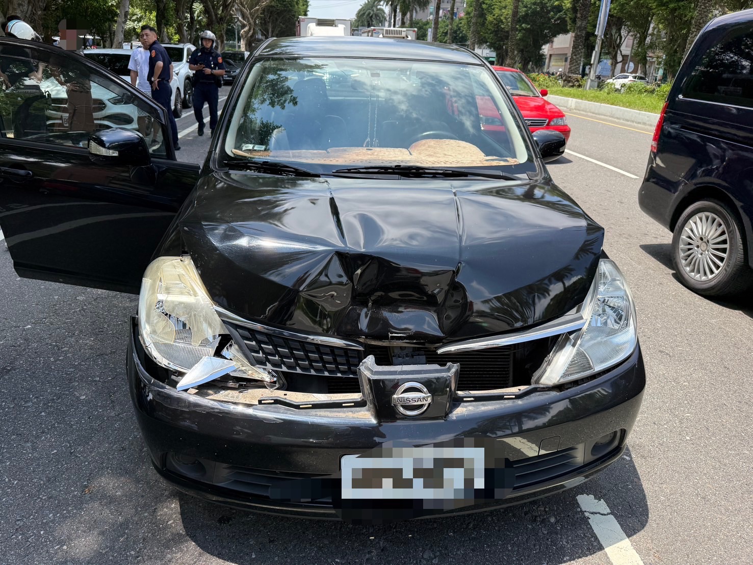 ▲▼53歲的程姓男子駕車,遭到後方車輛追撞。(翻攝畫面)