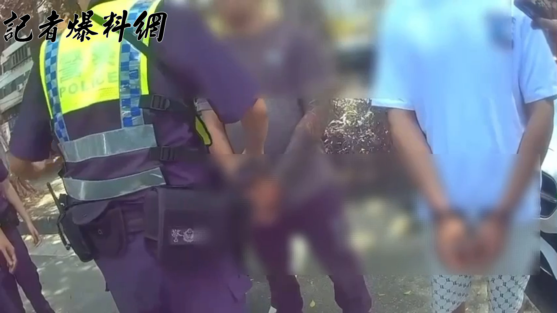 ▲警方現場將3名嫌犯上靠逮捕。(翻攝畫面)