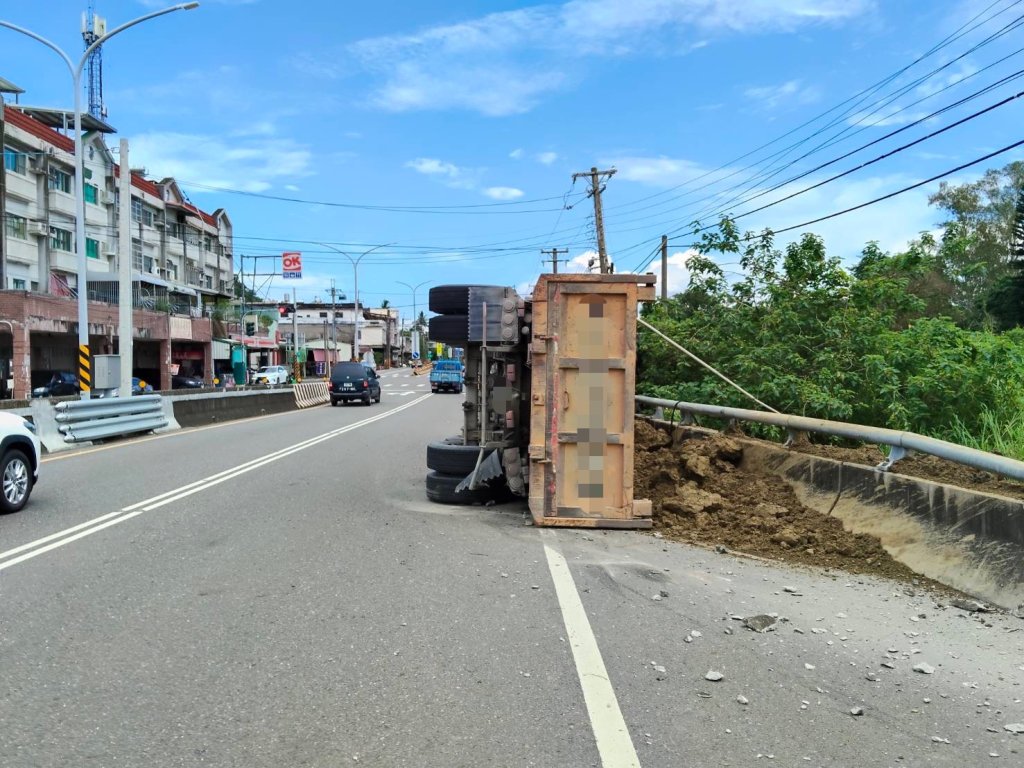 曳引車下國十嶺口交流道「翻覆90度」-駕駛受困慘叫-北上車道一度回堵