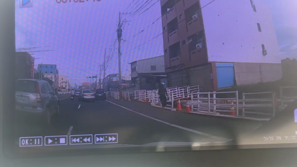 影/見警就跑!台南違停遇警「百米衝刺」棄車 車主喊冤:我也不懂他跑什麼