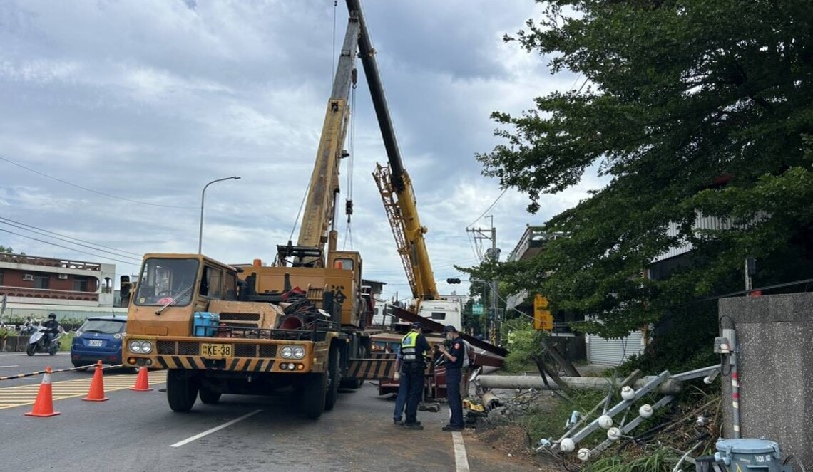 聯結車鋼材砸電桿   釀燕巢停電  台電全力搶修中！