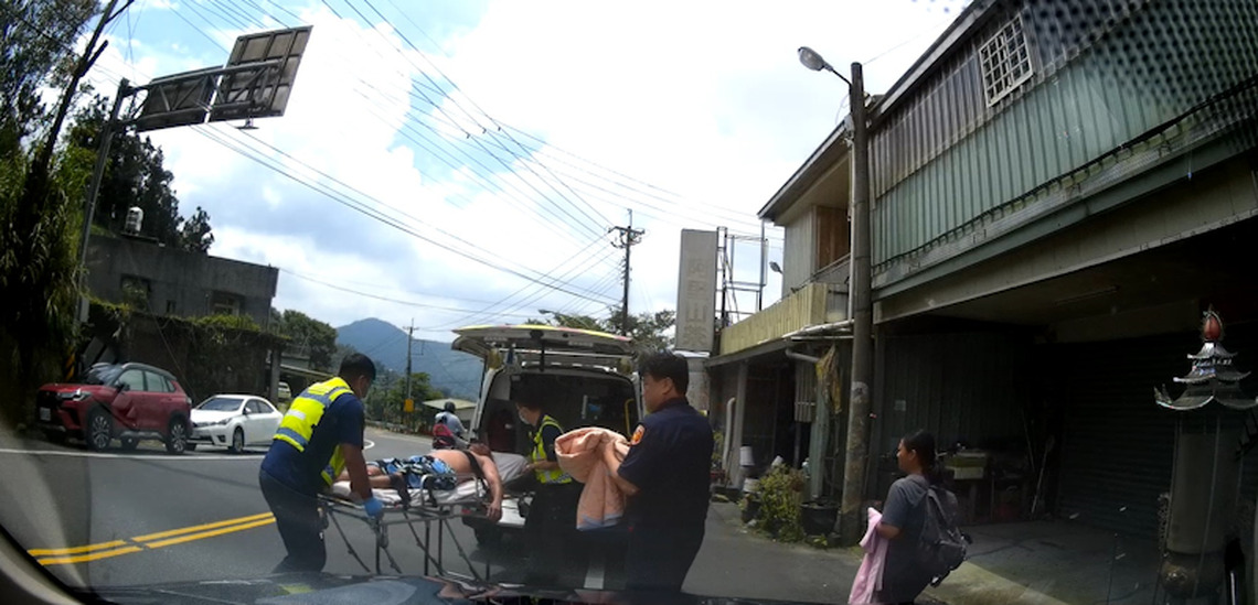 警消合力接駁緊急送醫挽救寶貴性命 偏鄉民眾遭虎頭蜂螫傷癱軟