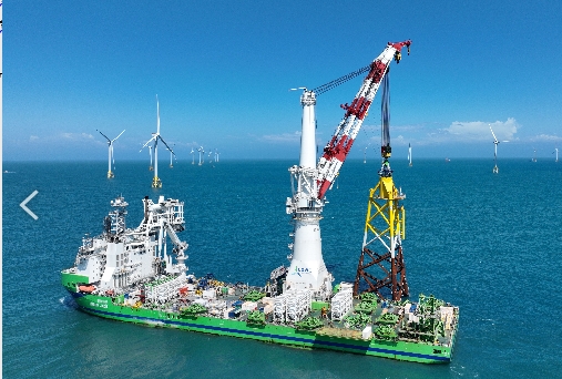 ▲圖說: !台船環海公司以自有自建的「環海翡翠輪」為主力施工船舶,彰顯台灣海事工程的實力。( 記者李堂安攝)