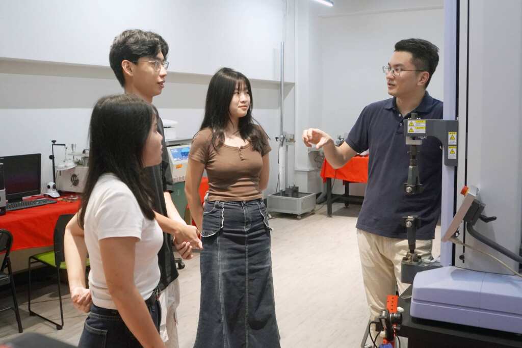 ▲大葉大學醫工系盧炫綸老師(右一)向前來研究實習的學生介紹儀器設備。（記者林明佑翻攝）