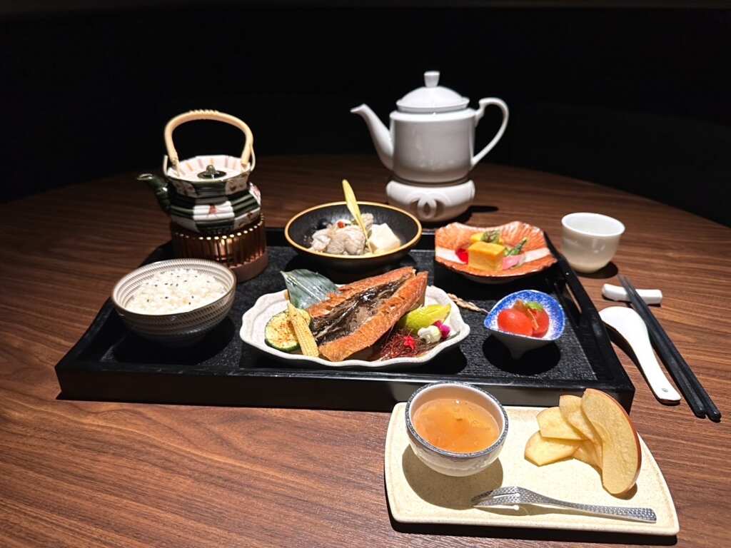 ▲膳馨將台菜的精緻風味與營養均衡結合，為昕澄診所打造符合高端健檢定位的餐飲方案，更包含了膳馨的招牌補氣湯品黑蒜燉雞湯