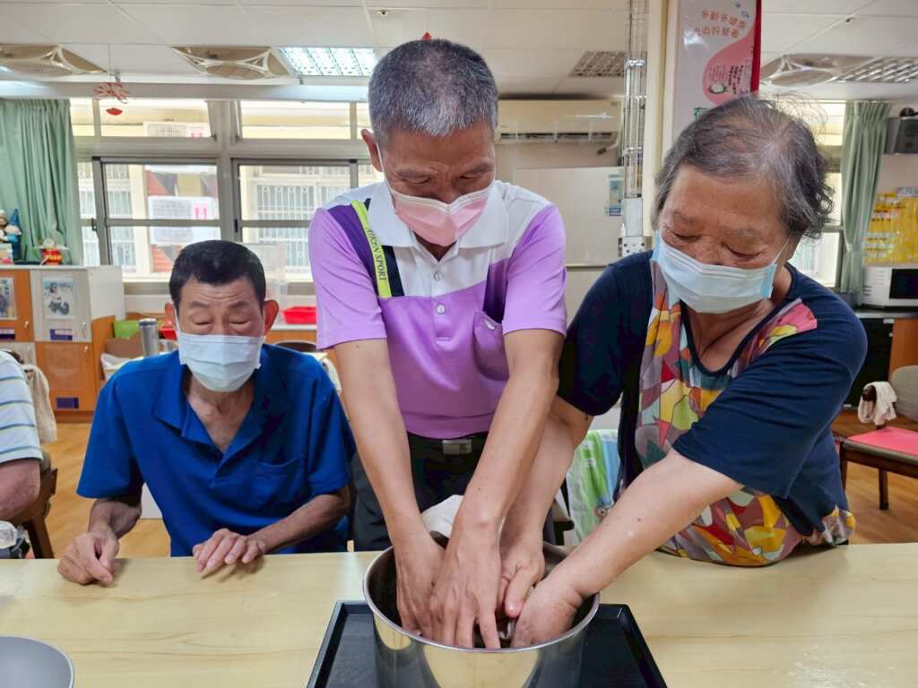 ▲彰化榮家日照中心於今日特別舉辦一場充滿歡笑聲的「愛玉DIY」活動。長輩們捲起衣袖,親手搓洗愛玉,重溫了兒時的夏日記憶。(彰化榮家提供)