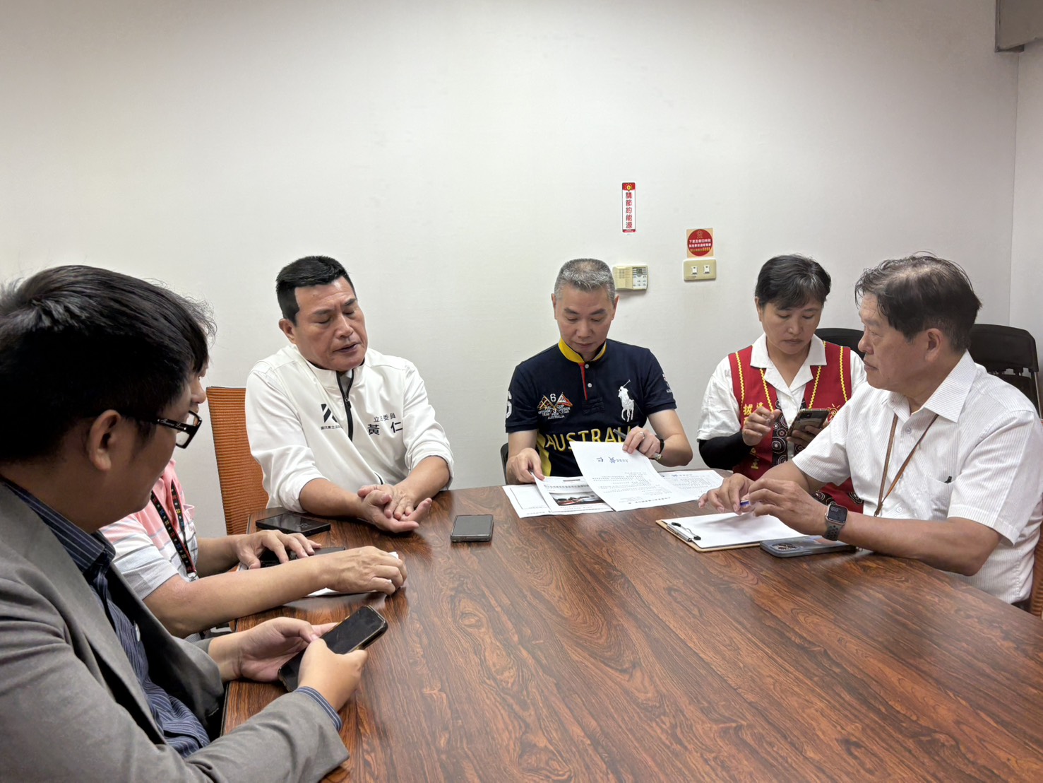黃仁就任後爭取基隆原民會館改善案不遺餘力,已召開多次協調會議。(圖/黃仁國會辦公室)