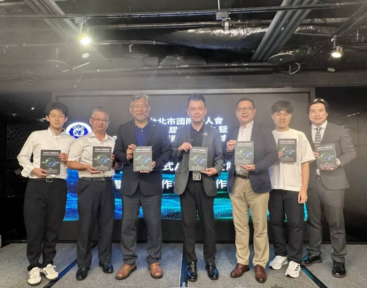 現任會長李國憲（左三）將《生成式AI素養全解》新書贈予來賓，並與作者群合影留念。(記者 趙靜姸翻攝)