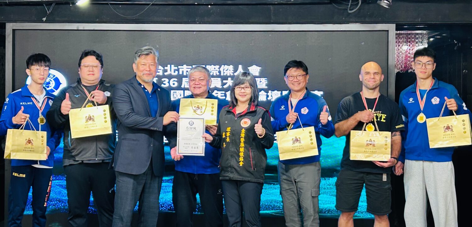 世界冠軍團隊與盧苓顧問（左五）上台領獎並合影，展現國際體育與文化交流亮點。(記者 趙靜姸翻攝)