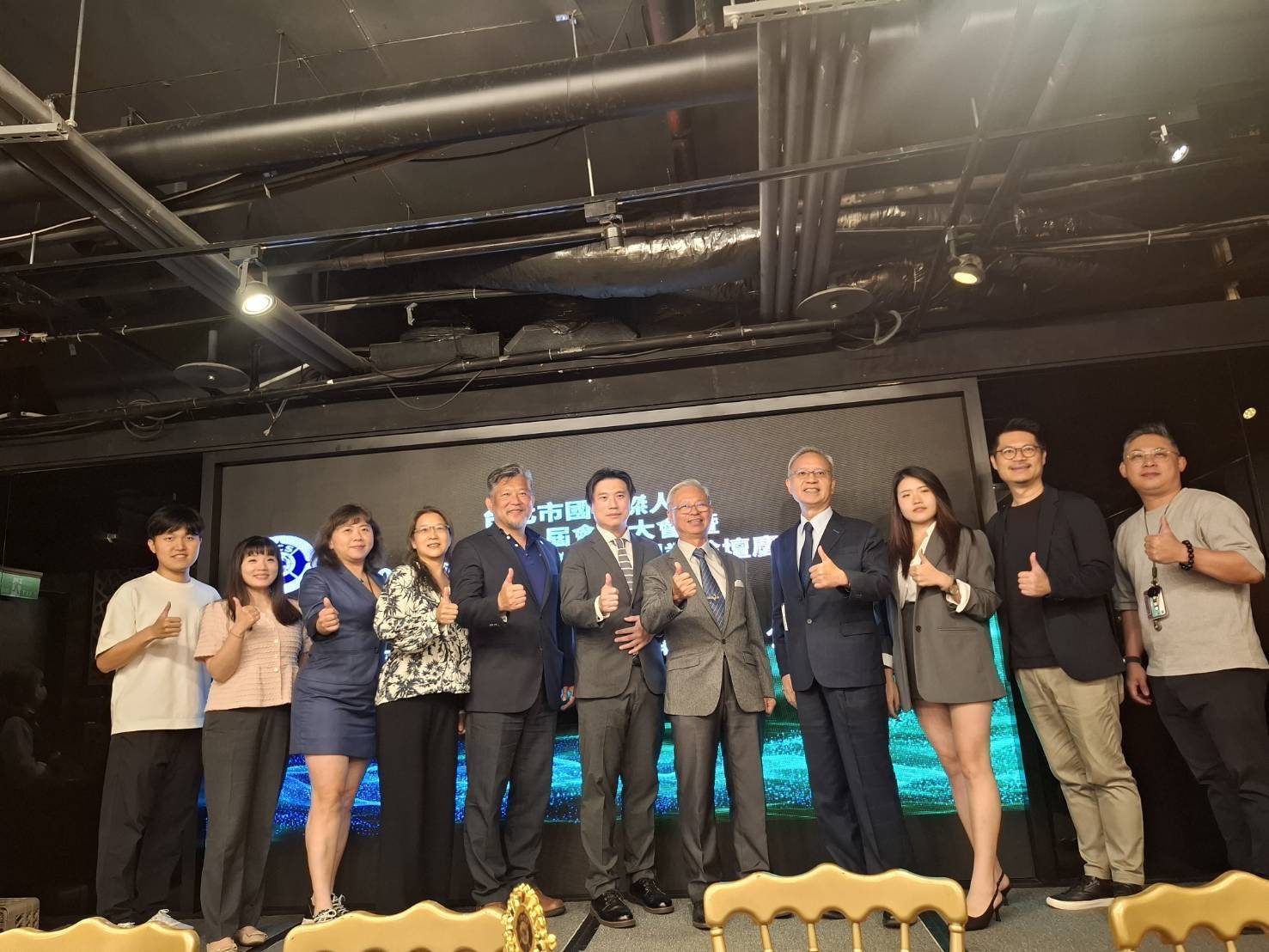 歷任會長及多位貴賓與新團隊同台，展現世代傳承與團結精神。(記者 趙靜姸翻攝)