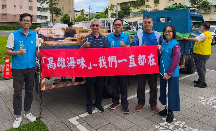 ▲鳳天公廟辜董事長親自搬運物資上車。
