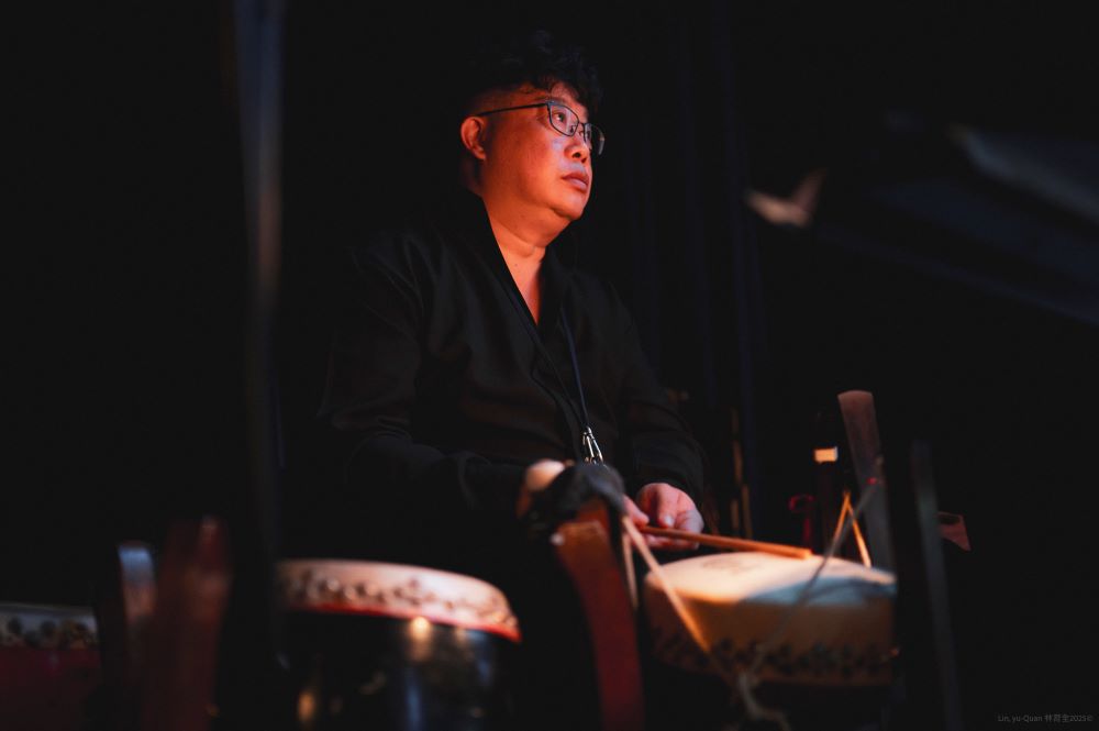 「北管音樂」保存者 林永志獲新北認證 3 《圖說》林永志藝師舞臺演奏北管打擊樂器,烘托戲曲氛圍。〈文化局提供〉