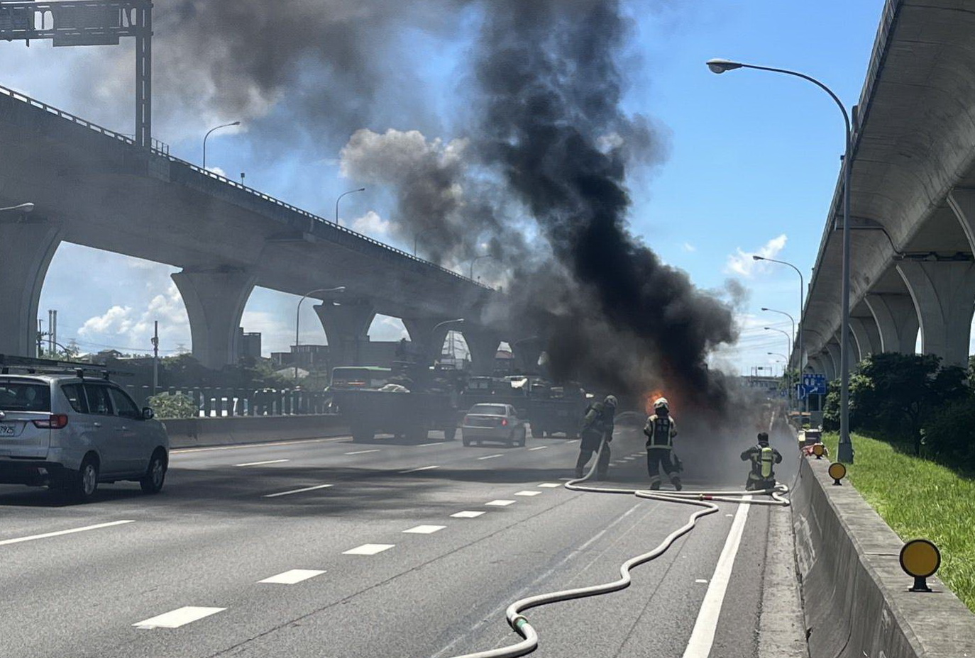 國道1號火燒車驚魂!駕駛冷靜應變3人平安脫險 - https://www.watchmedia01.com