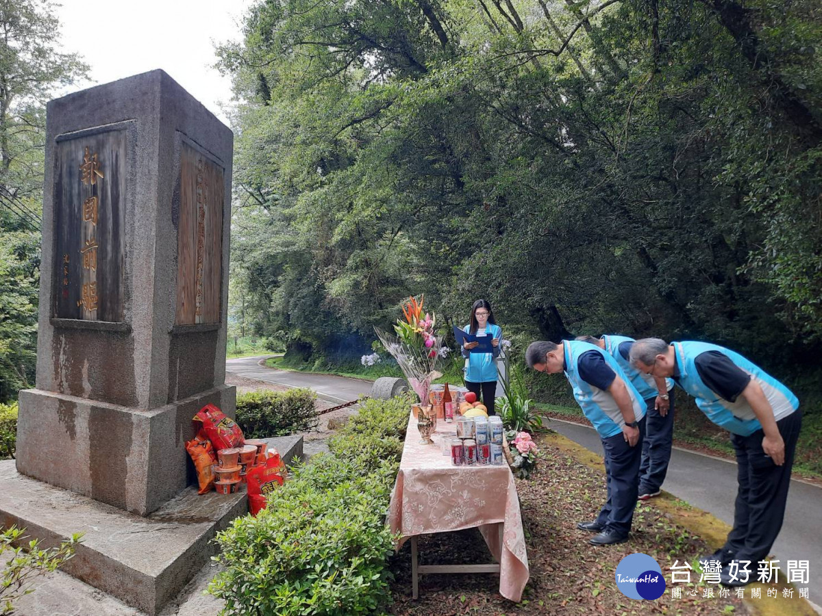 新竹榮服處鞠處長率領同仁向亡故榮民致敬(圖／新竹榮服處提供)
