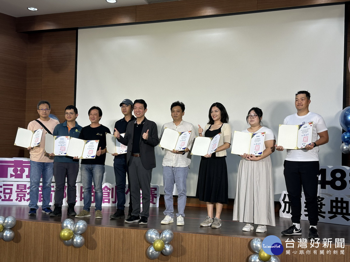 蔡處長贈感謝狀予參與代表。(記者扶小萍攝)