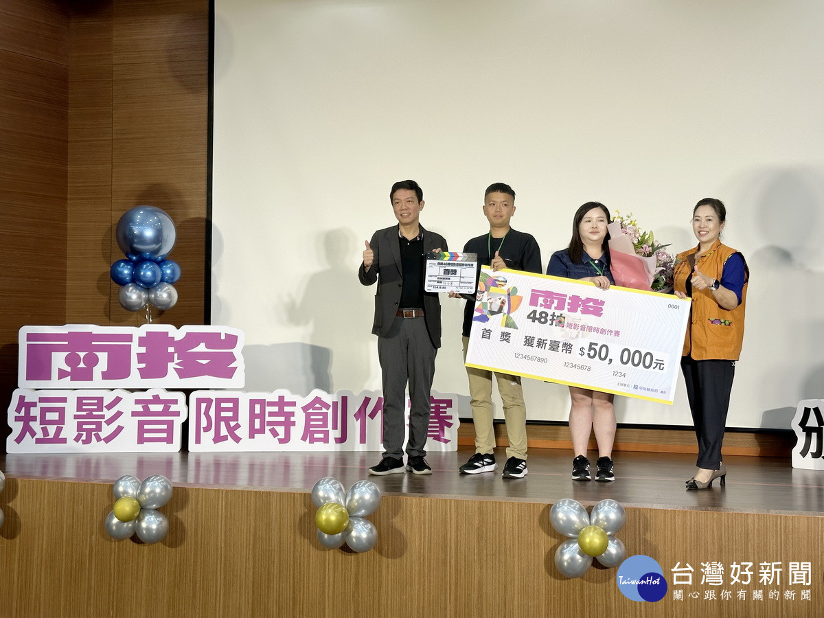 響生活隊獲首獎,國姓鄉長邱美玲特贈花祝賀。(記者扶小萍攝)