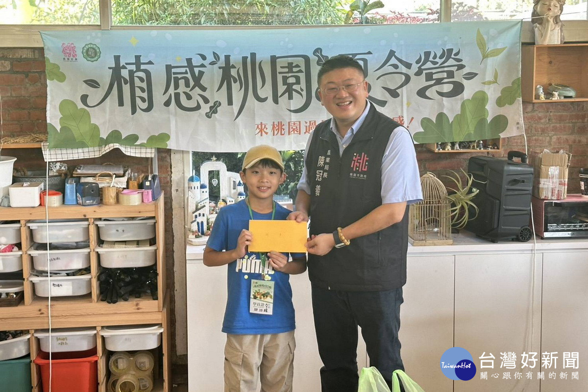 桃園市政府農業局長陳冠義於「植感桃園夏令營」中與小朋友們互動。<br /><br />