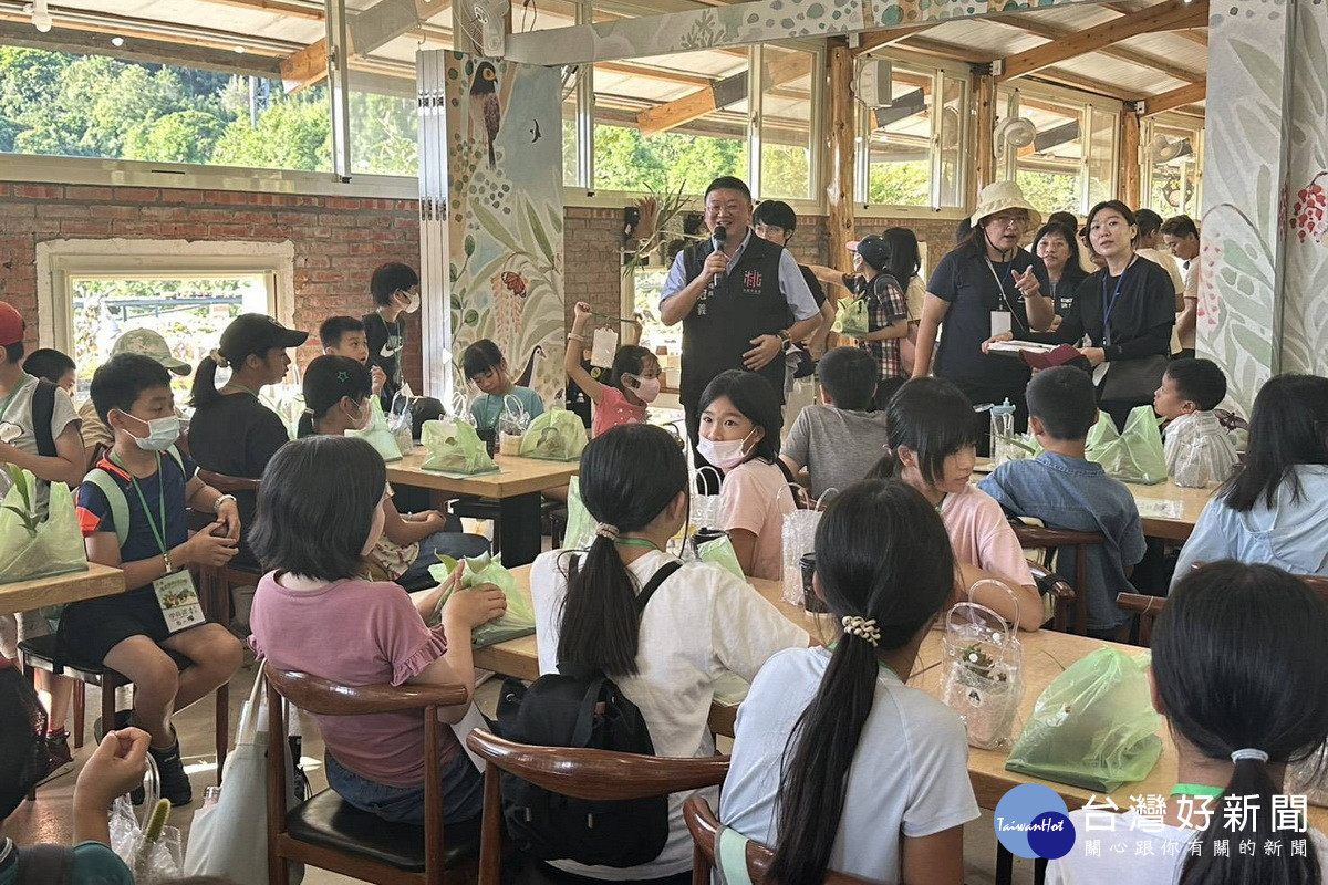 桃園市政府農業局長陳冠義於「植感桃園夏令營」中與小朋友們互動。<br /><br />