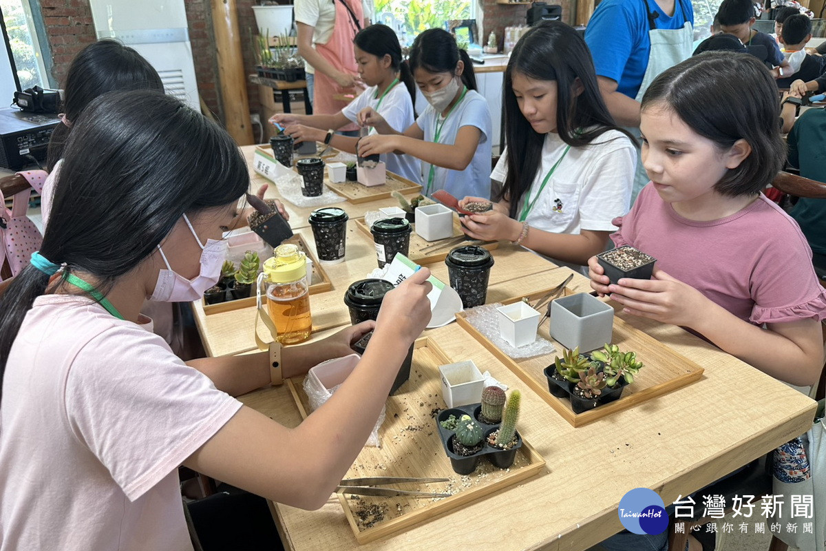 桃園市政府農業局長陳冠義於「植感桃園夏令營」中與小朋友們互動。<br /><br />