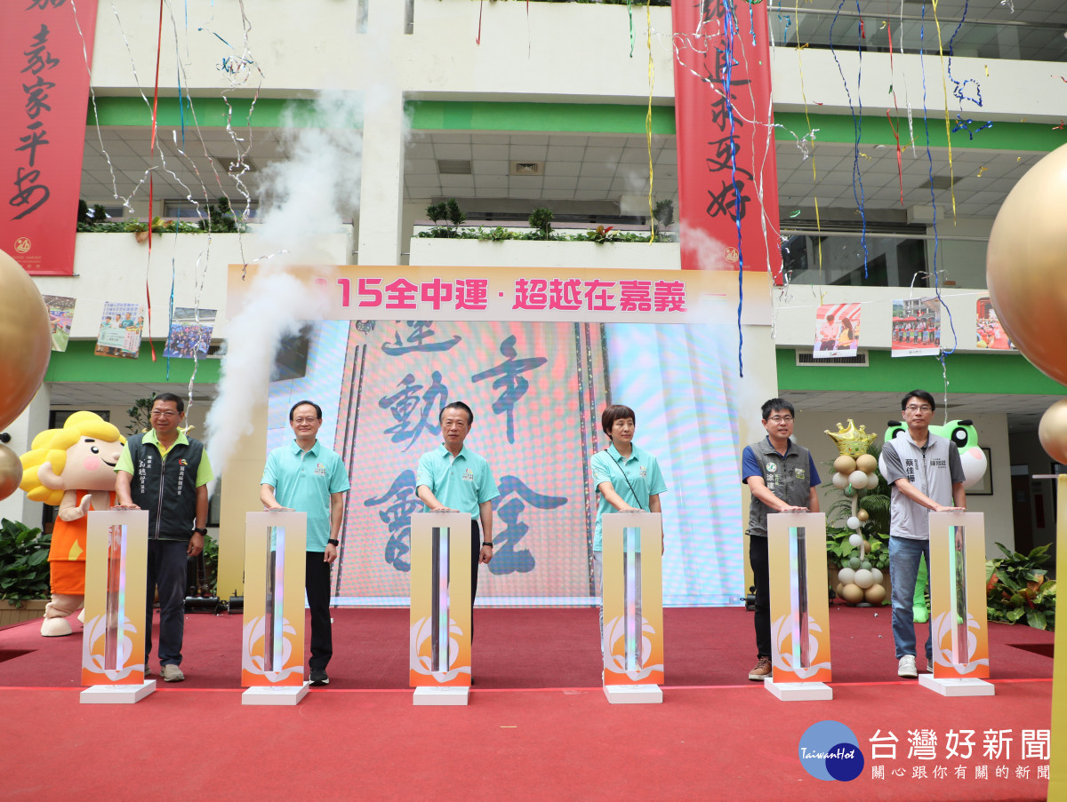 嘉義縣長翁章梁、教育部體育署組長蔡忠益、中華民國高級中等學校體育總會秘書長朱彩鳳與嘉義縣體育會理事長翁聰賢共同為執行委員會揭牌/嘉義縣府提供