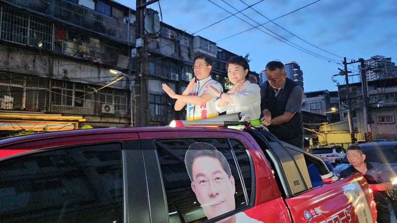 台中市長盧秀燕(左2)力拚823反罷免完封,20日特別北上合體國民黨立委羅明才(左)掃街。中央社