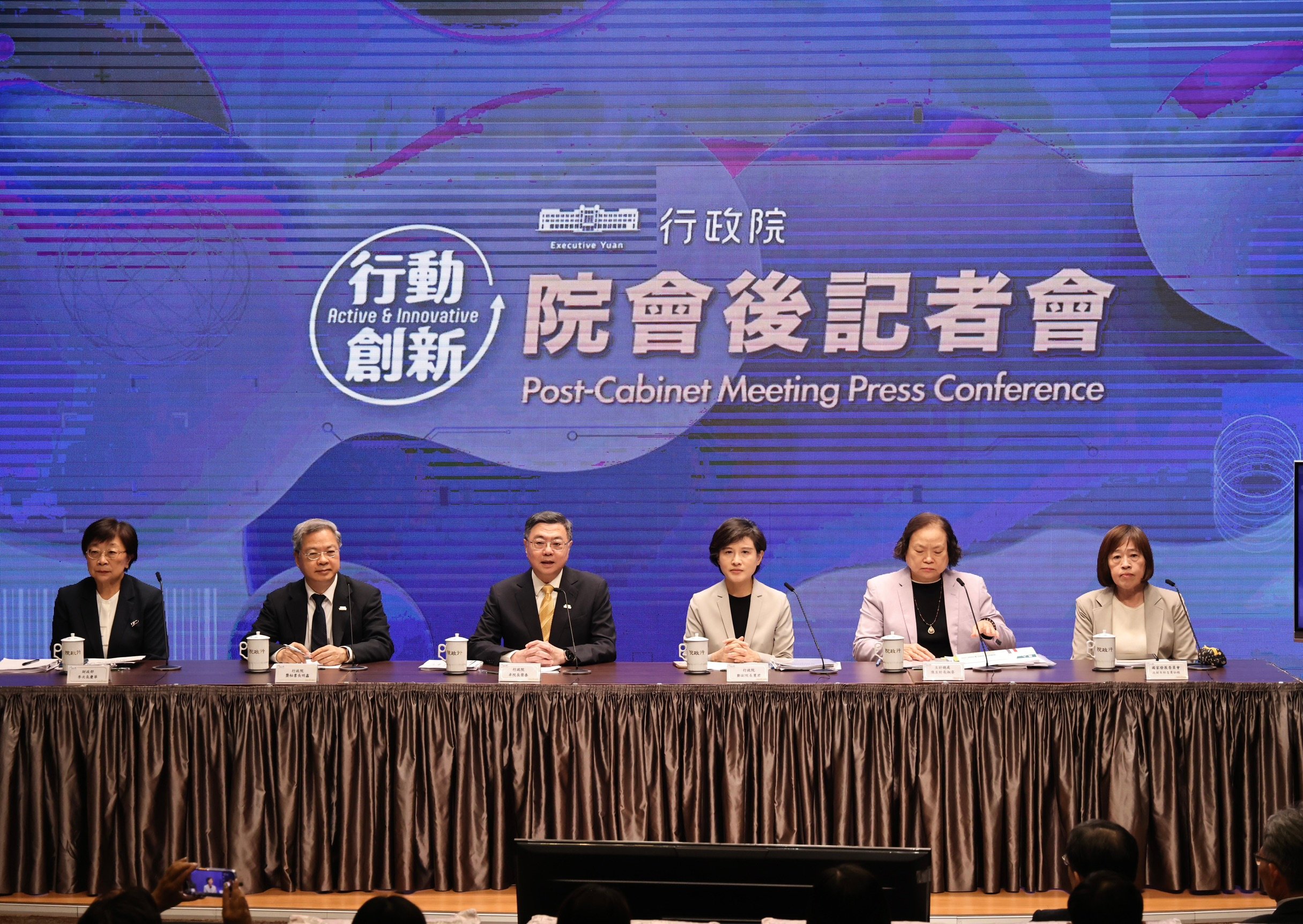 行政院會21日通過115年度中央政府總預算案，行政院長卓榮泰（左三）、副院長鄭麗君（右三）、祕書長龔明鑫（左二）等人出席院會後記者會說明。林啟弘攝
