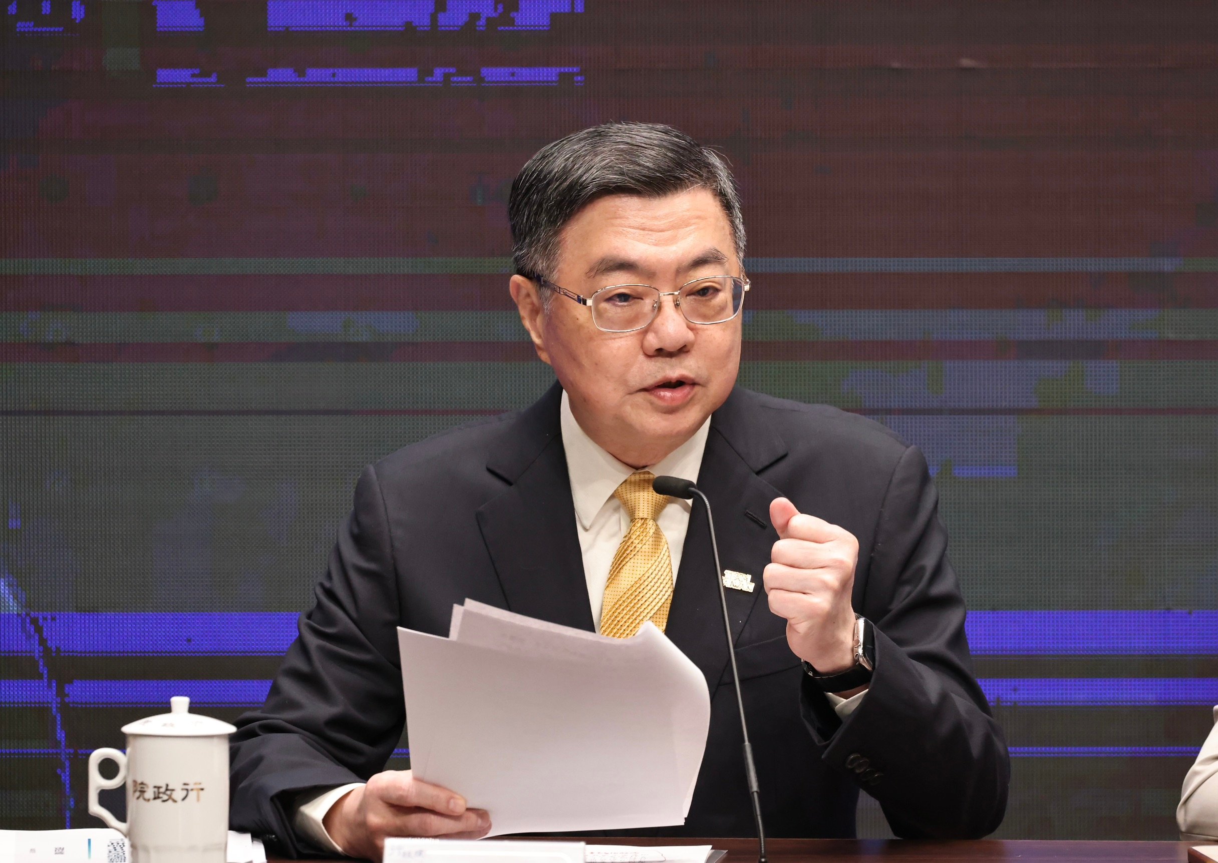 卓榮泰21日出席政院會後記者會時表示，為增加民眾家庭可支配所得，政府明年起擴大減稅措施。林啟弘攝