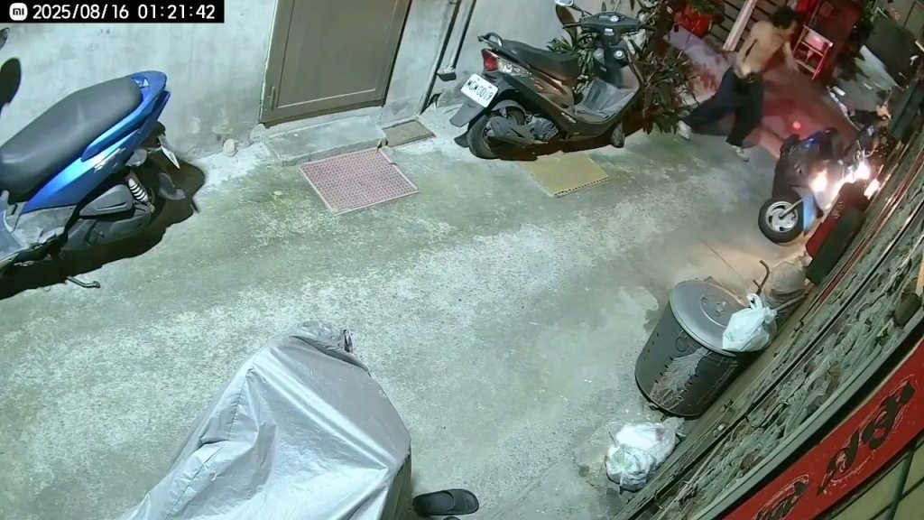 影／無差別攻擊！台中半裸男「腳踹機車拿罐頭打女騎士」　里長怒po監視器：無法容忍