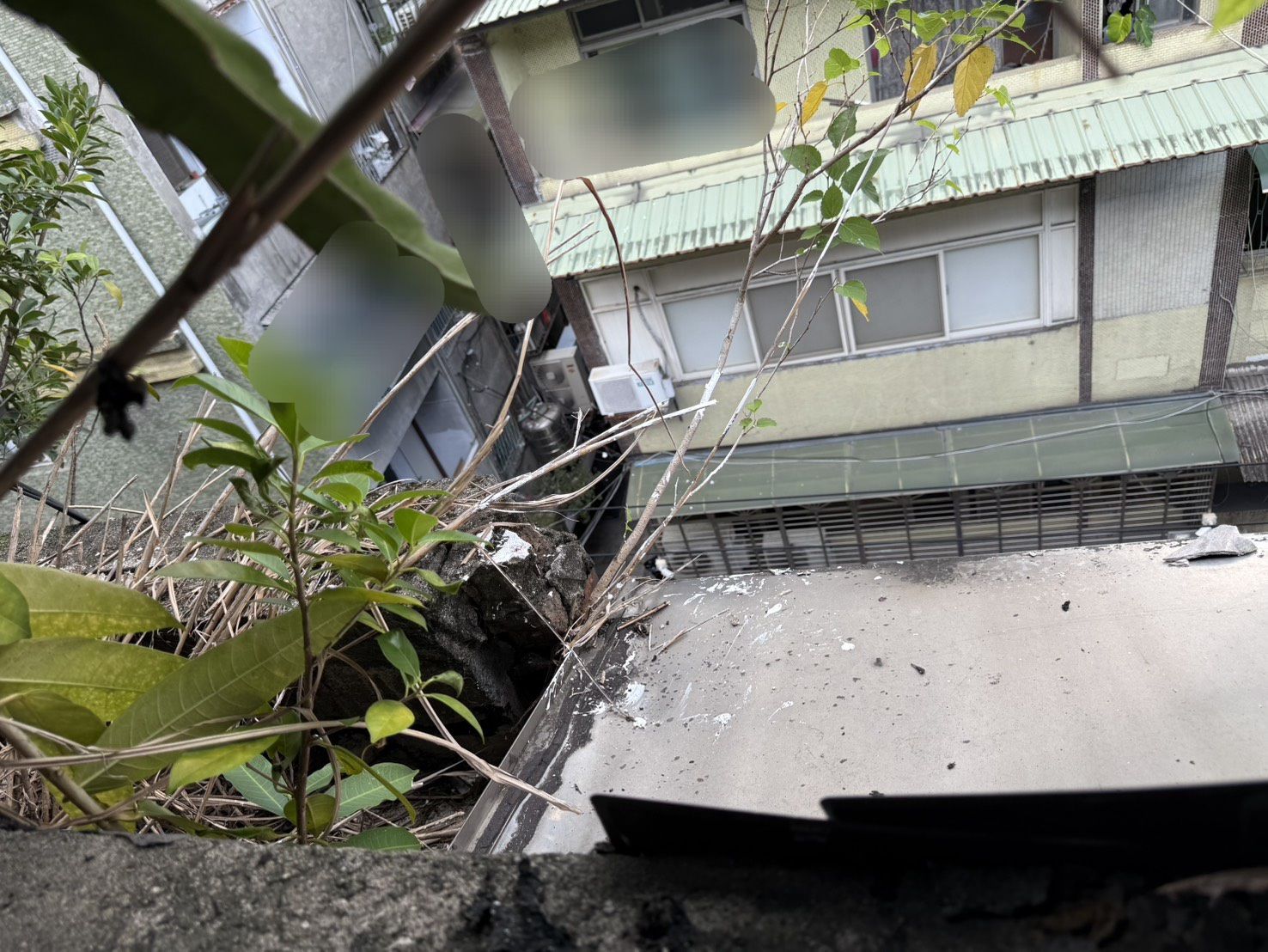 ▲新北市中和區中山路二段一帶,昨(20)日上午11時許驚傳墜樓意外。(翻攝畫面)