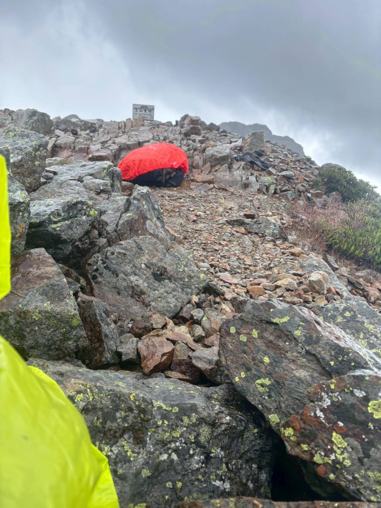 登玉山東峰遭雷擊頭部傷口深可見骨! 消防隊員漏夜緊急救援