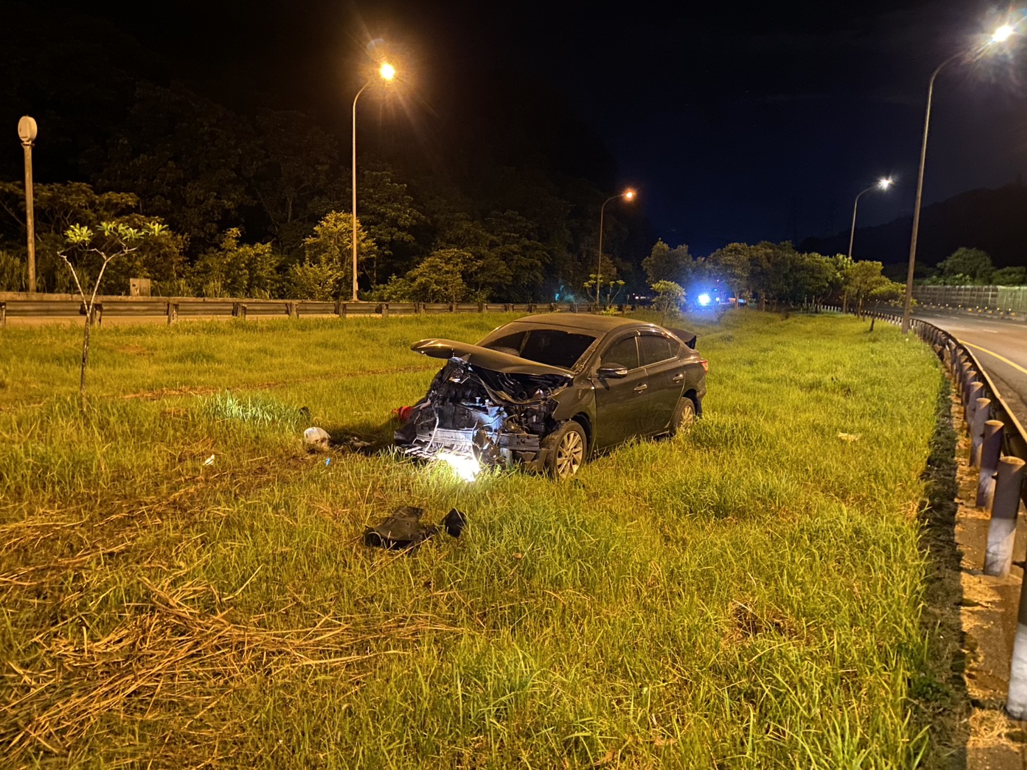 ▲21歲張姓男子駕車行經台62線12.5Kt處,不明原因失控撞上內側護欄,車輛衝進分隔島綠地。(翻攝畫面)