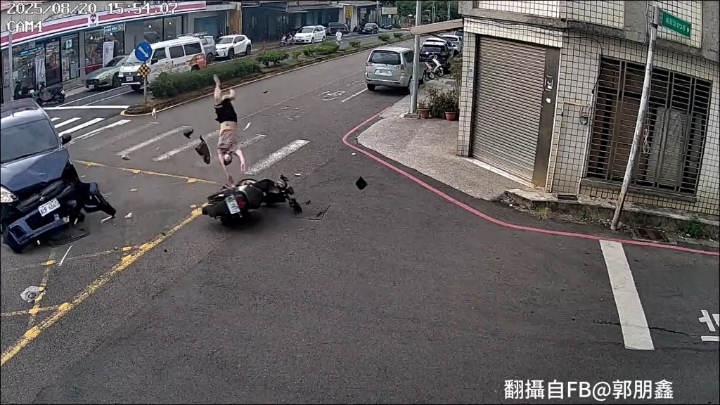 竹市高翠路口無號誌釀車禍 直行騎士撞左轉車騰空翻轉360度慘摔