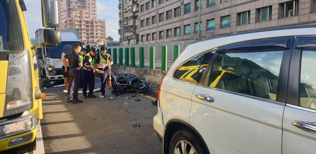 台64線ohca車禍! 大型重機遭追撞再追撞前車騎士送醫急救