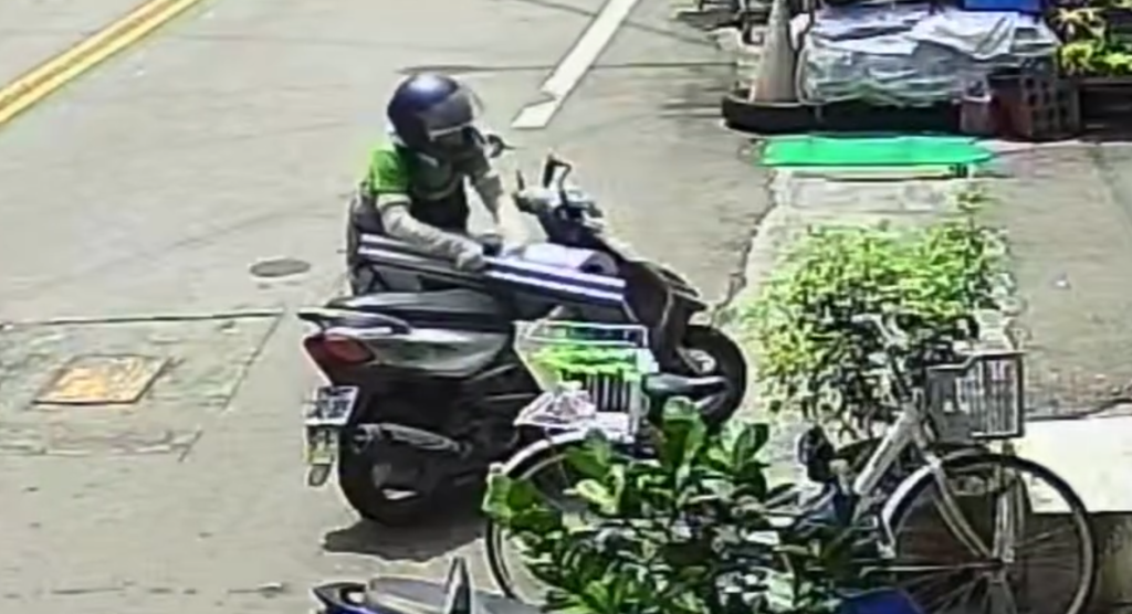全都錄!東勢牙醫診所冷氣清洗零件曬乾 婦人全搬上機車載走