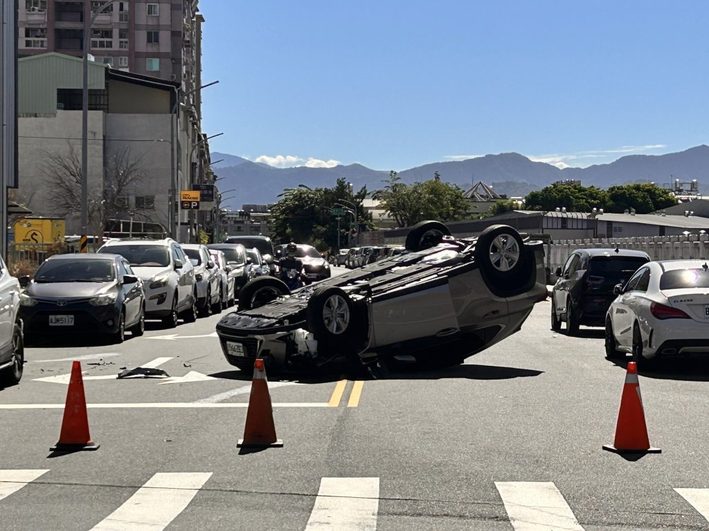 一個轉彎就翻車!女駕駛自撞違停車輛 車身180度翻覆