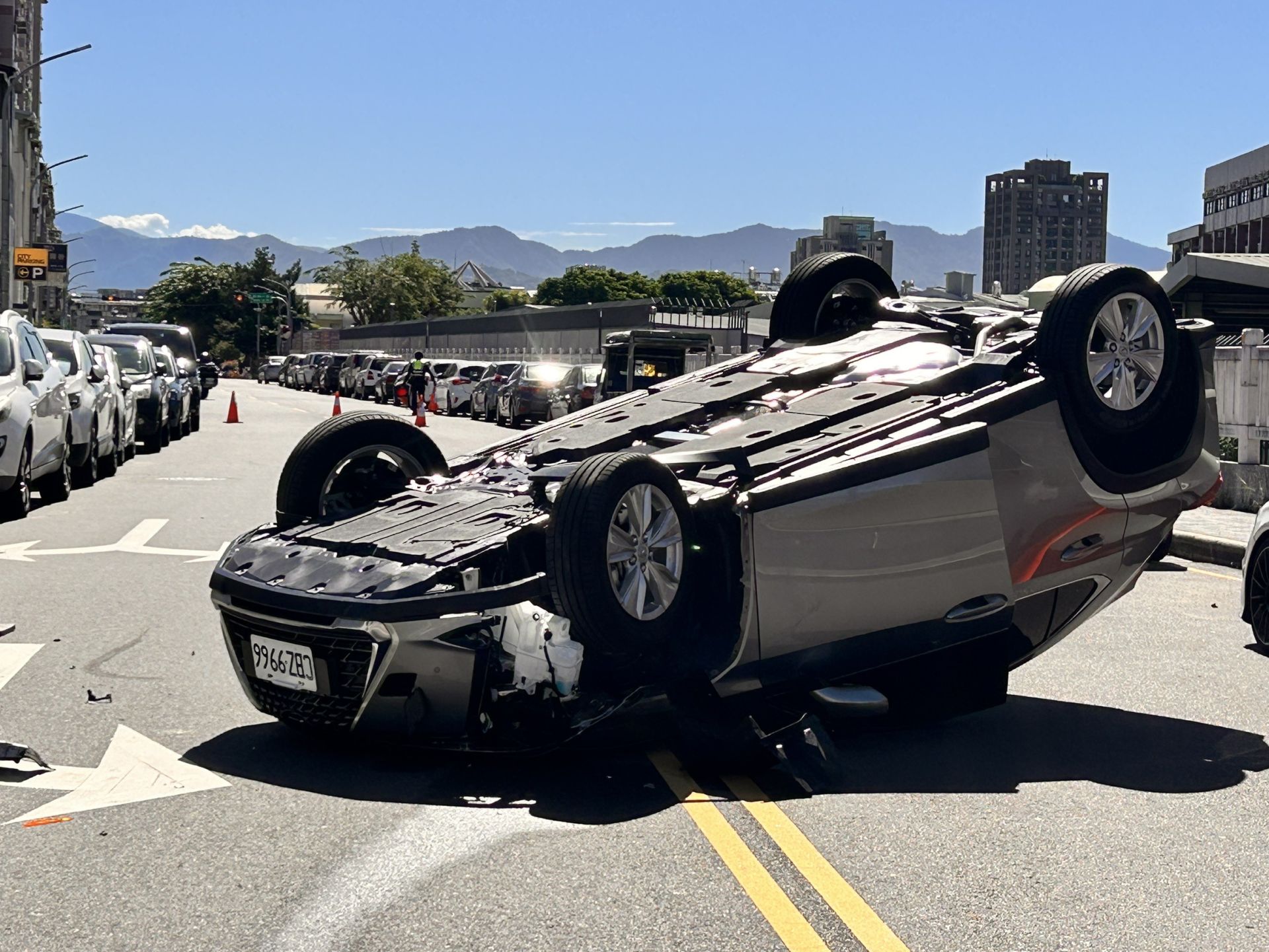 一個轉彎就翻車!女駕駛自撞違停車輛 車身180度翻覆