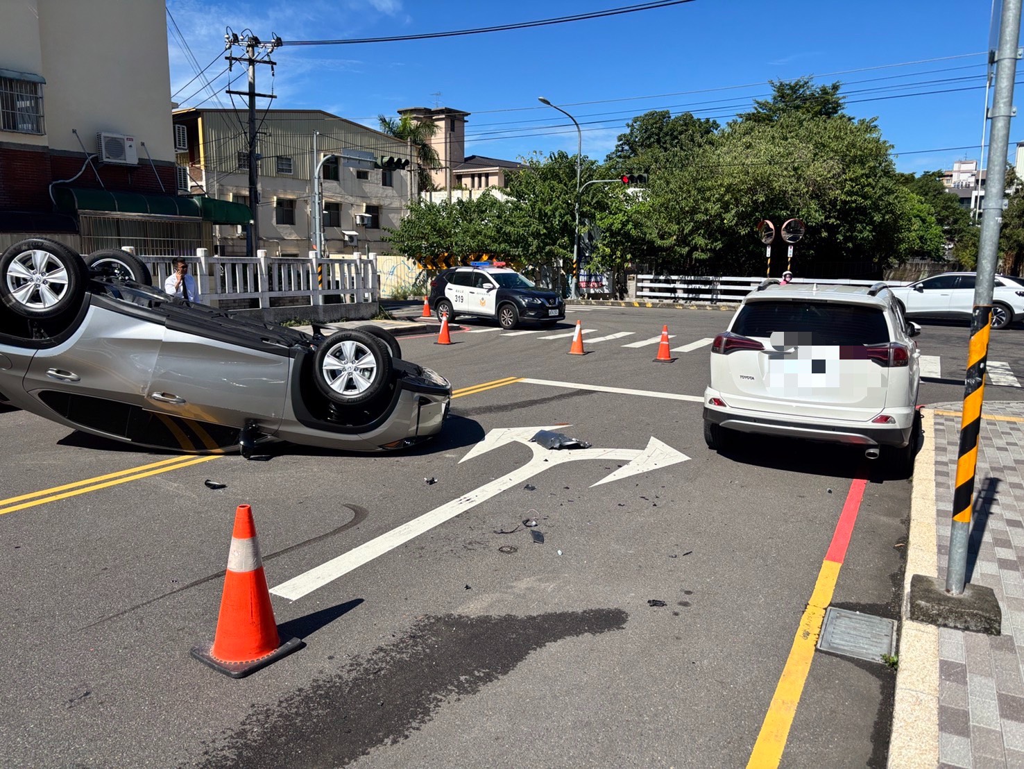 一個轉彎就翻車!女駕駛自撞違停車輛 車身180度翻覆